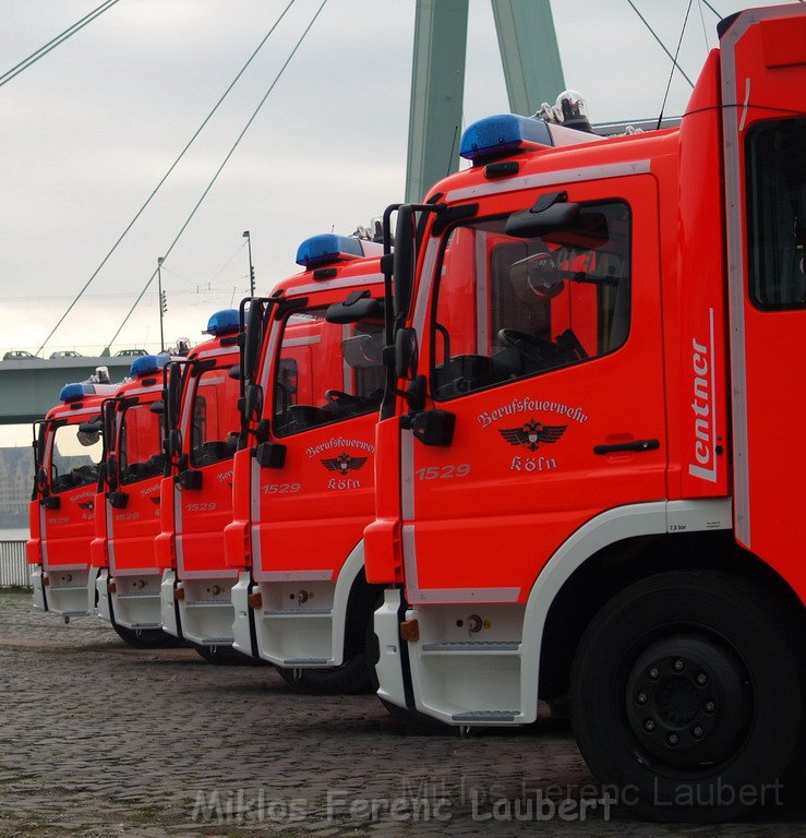 Neue LF`s fuer Koeln Uebergabe in Koeln Deutz an den Wachen  P085.JPG